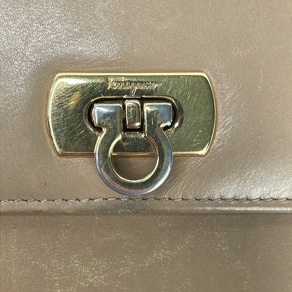 Ferragamo Compact Wallet Beige Leather Gancini Clasp and Kisslock - Picture 3 of 17